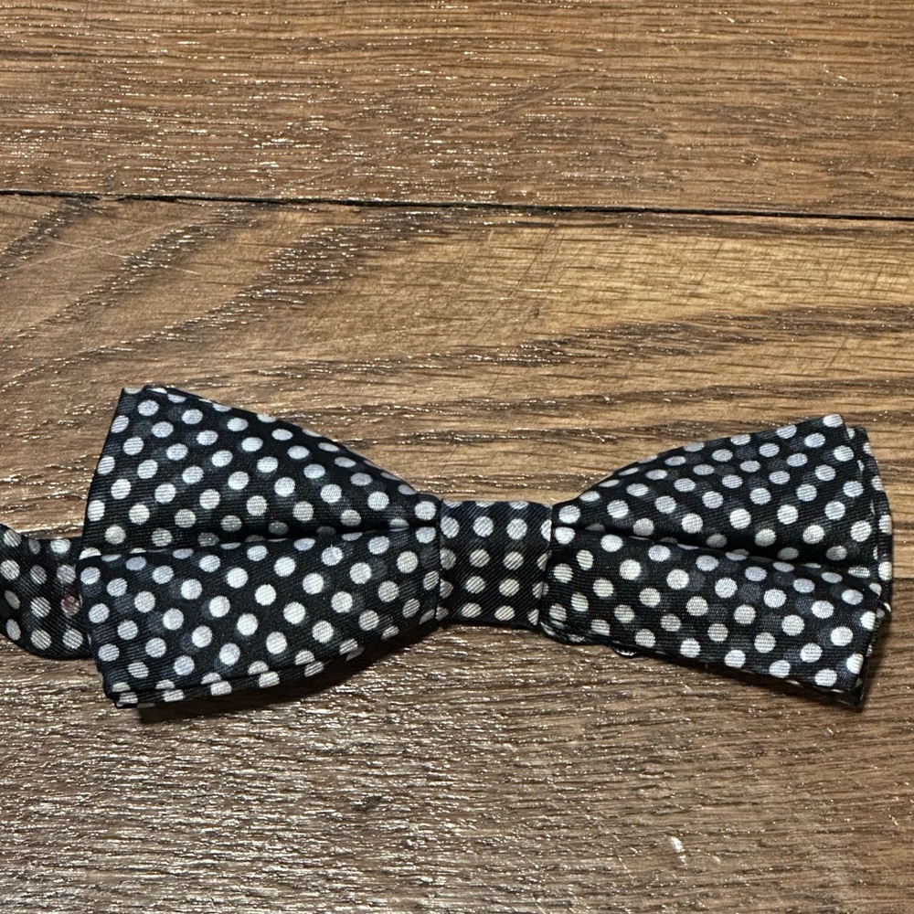 Black and white polka dots silk bow tie